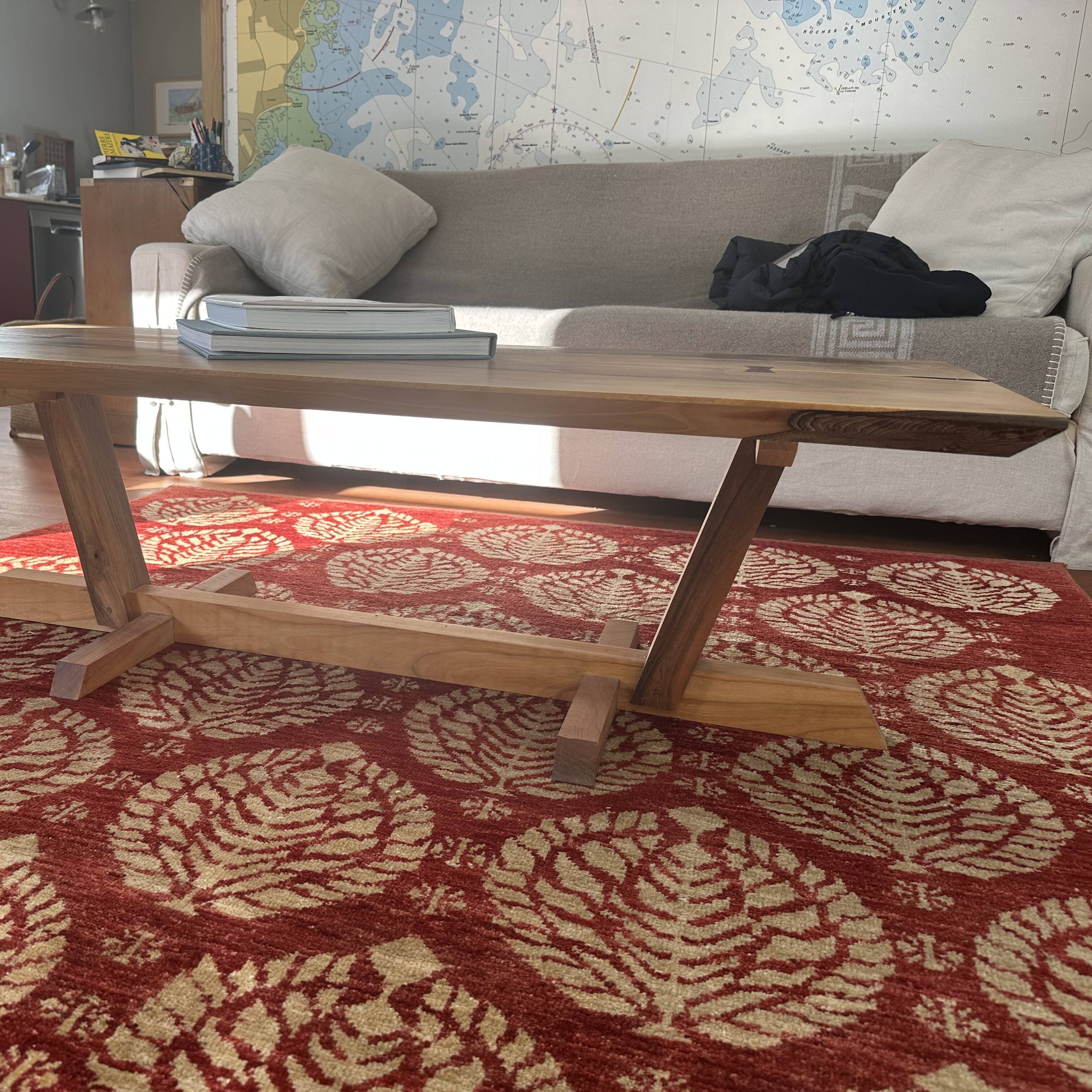 Table basse en noyer massif "Wharton" style G. Nakashima