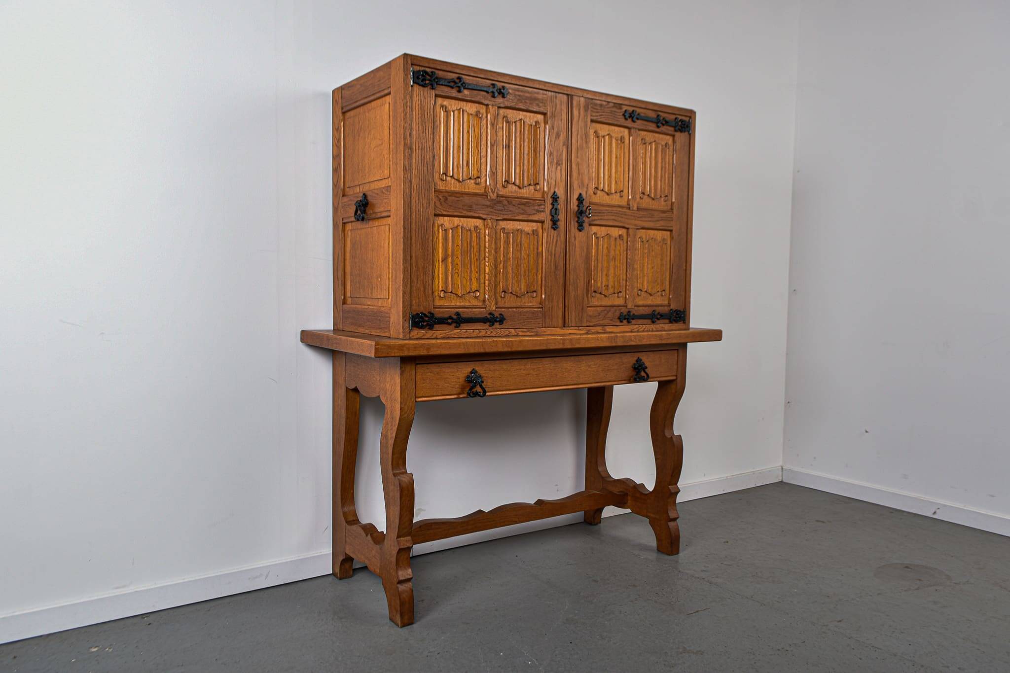 Meuble bar espagnol en chêne sculpté