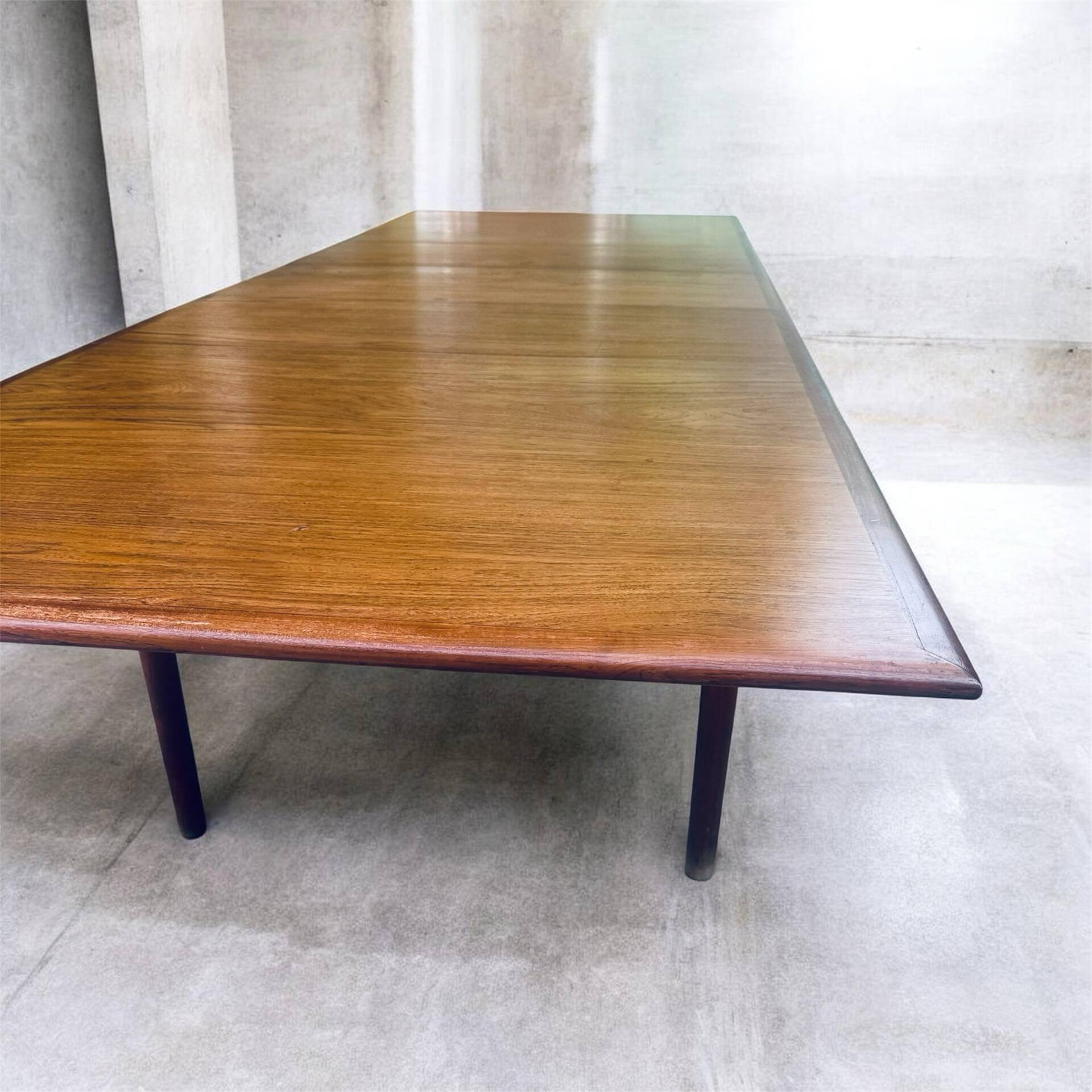 Table scandinave