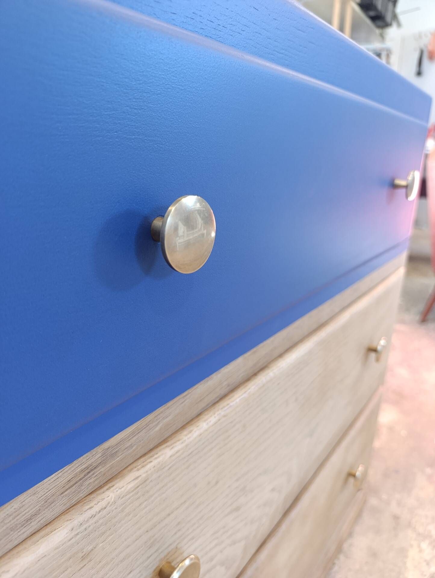 Commode ancienne en chêne – Bleu Nila & laiton