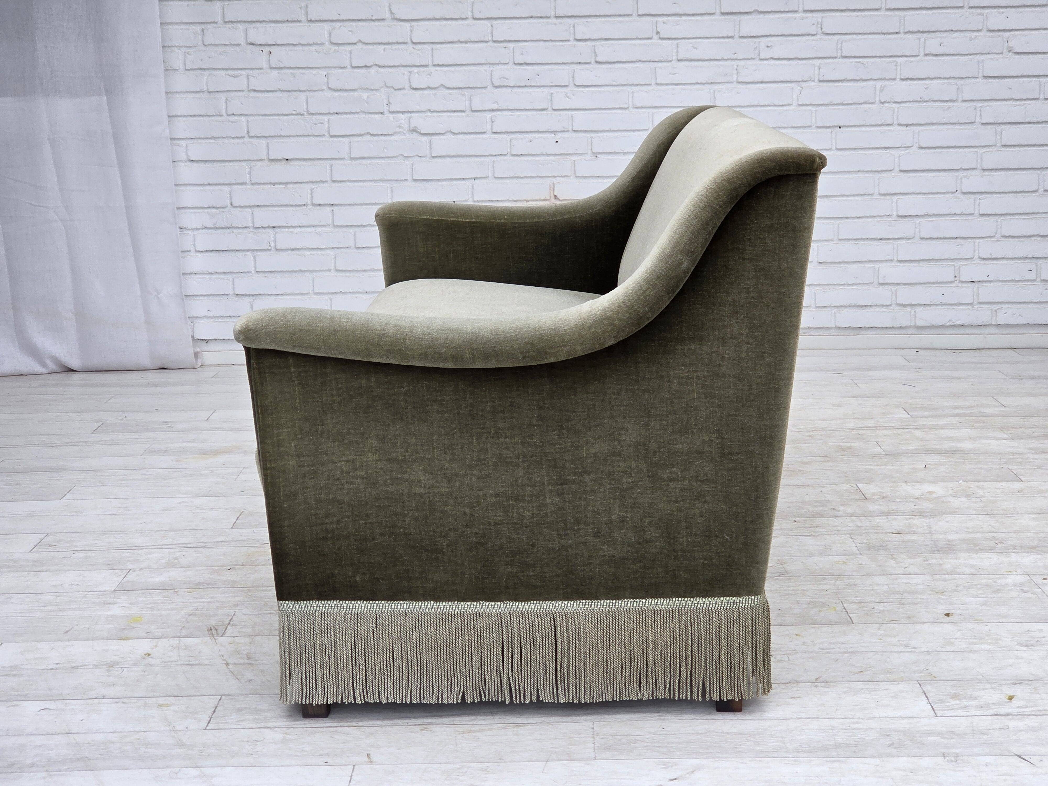 Canapé 3 places danois des années 1970, velours vert, bois de hêtre.