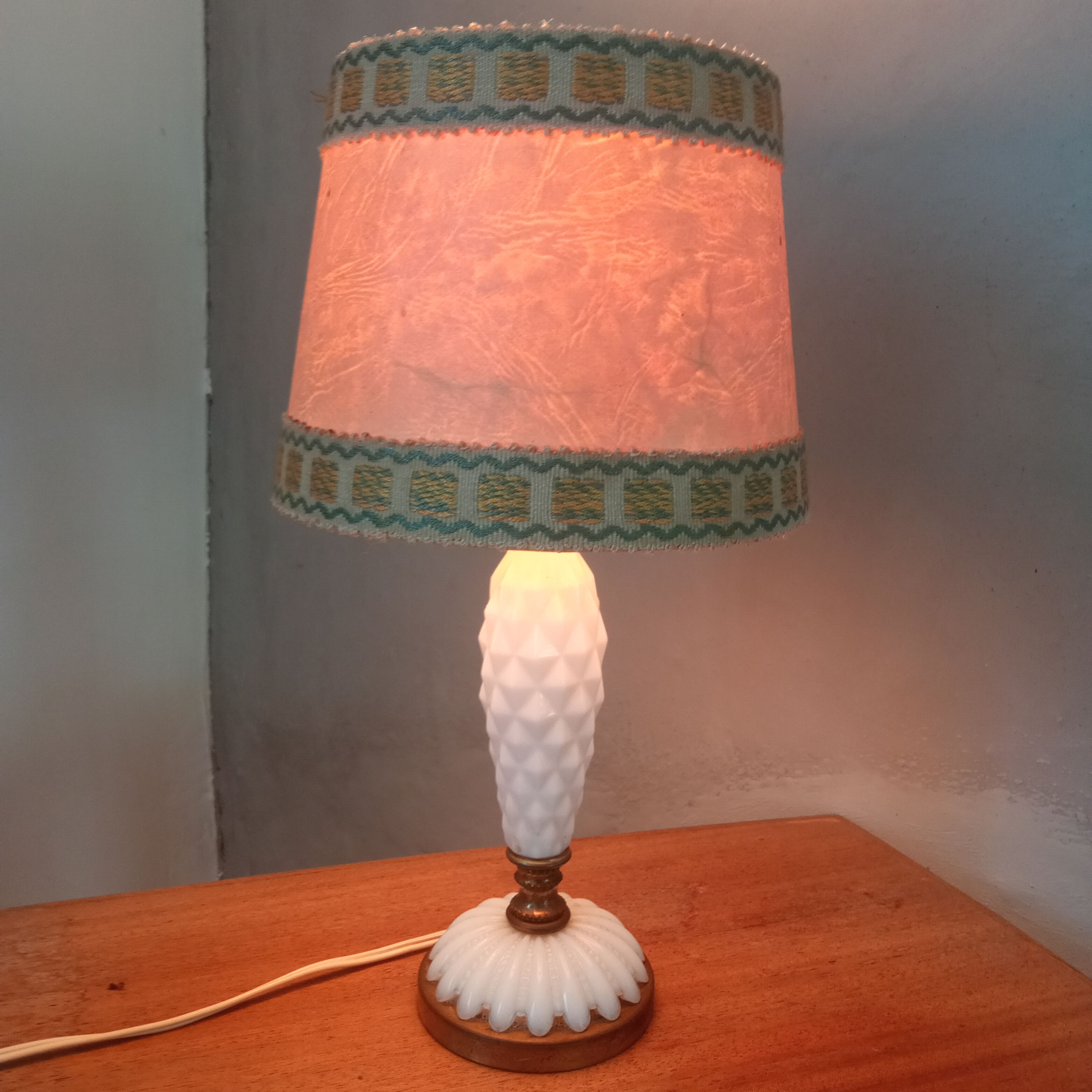 Art deco table lamp in opaline and brass