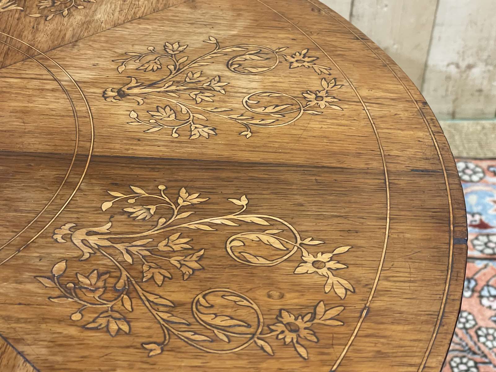 Pedestal table XIXth in walnut and marquetry
