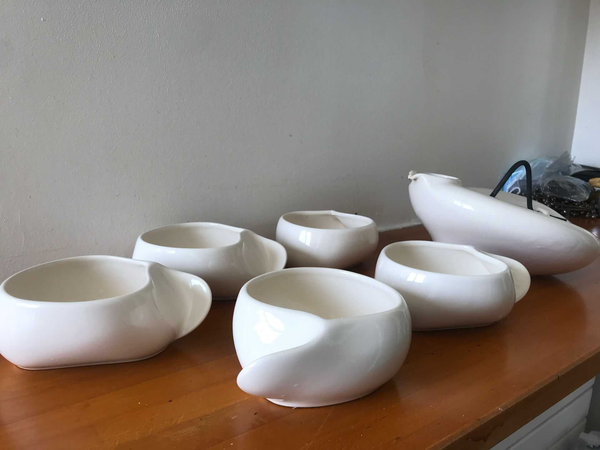 Teapot and cups in contemporary ceramic