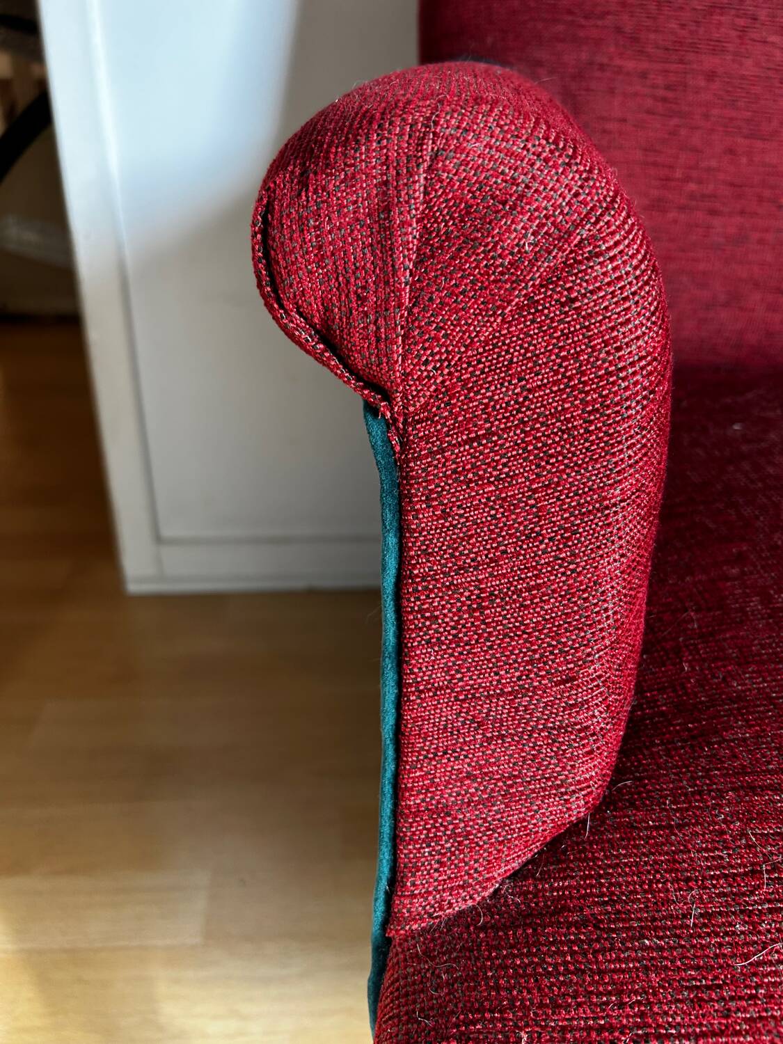 Fauteuil anglais rouge et son repose pied