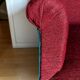 Fauteuil anglais rouge et son repose pied
