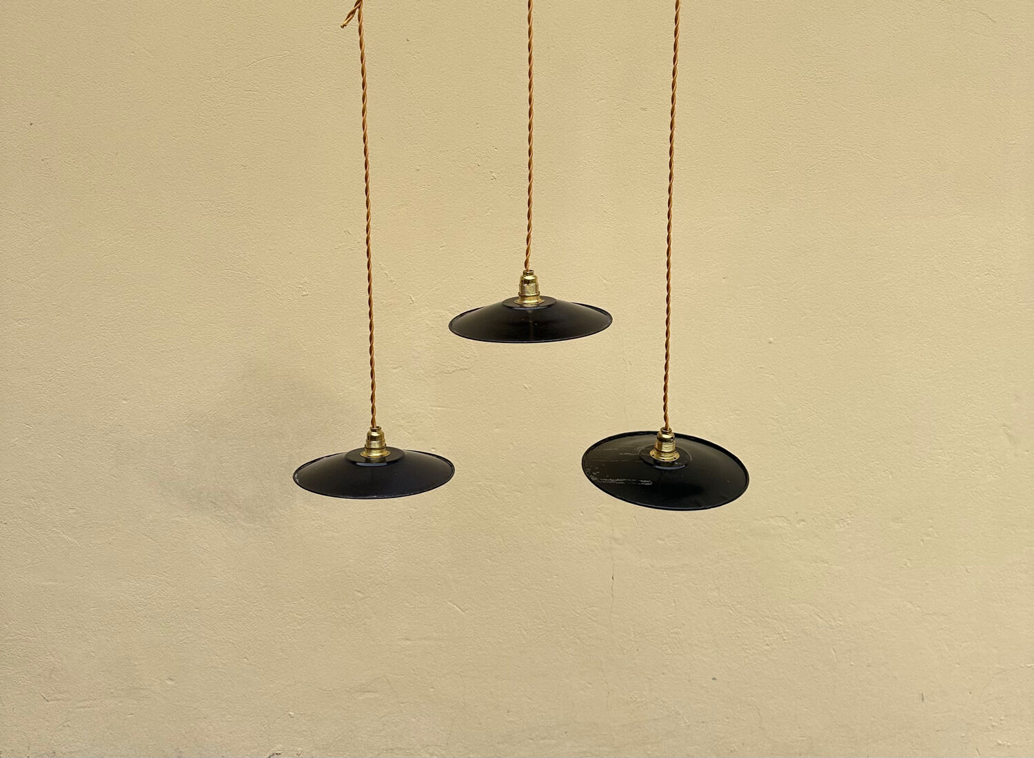 Trio de suspensions tôle émaillée noire et blanche vintage style indus
