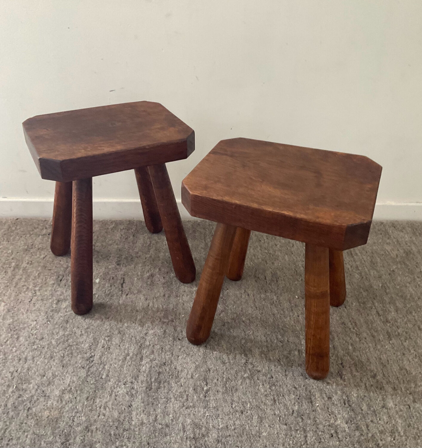 Duo de tabourets brutalistes en bois massif des années 60