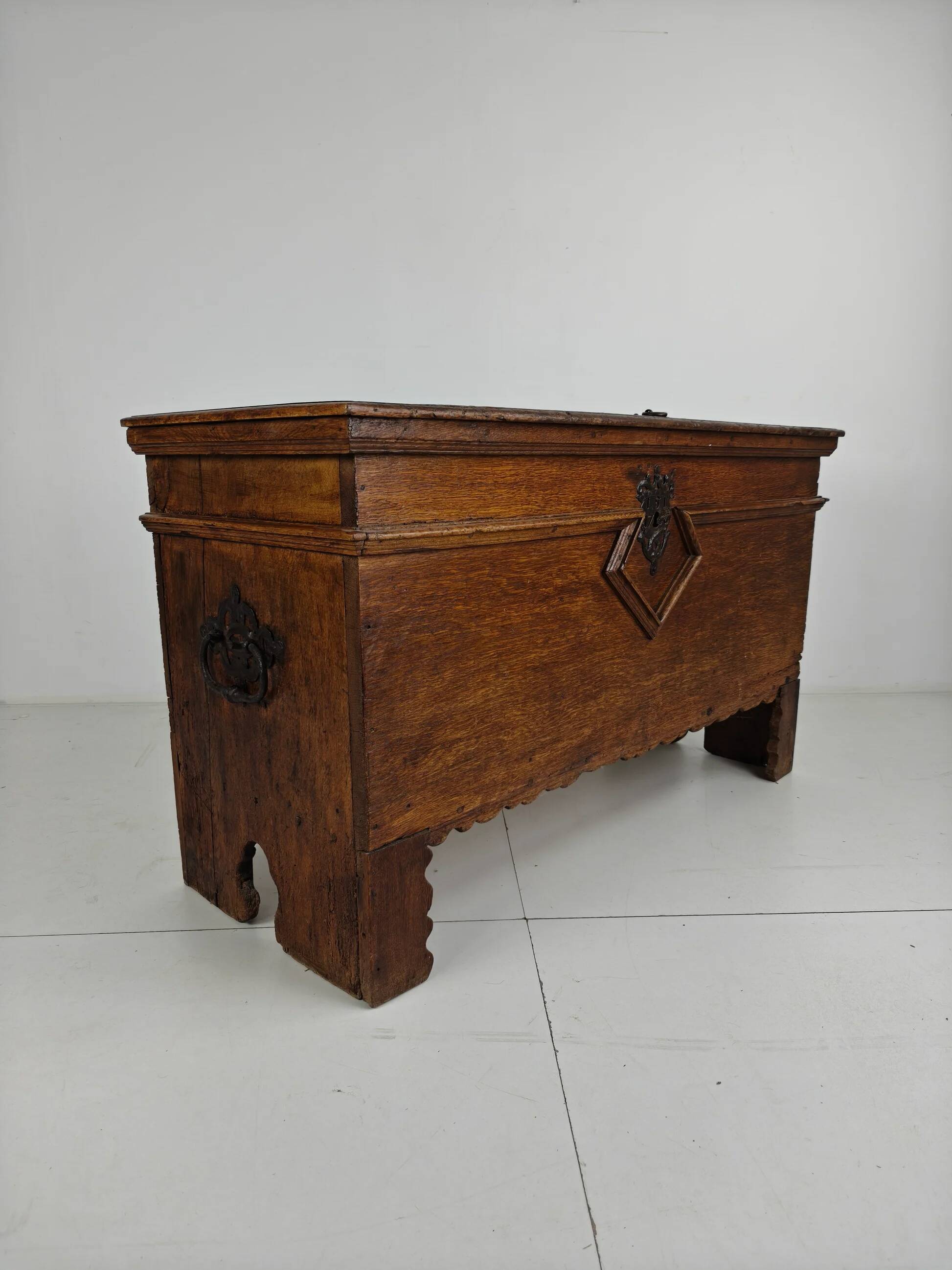 Elegant 18th century oak chest – dated 1756