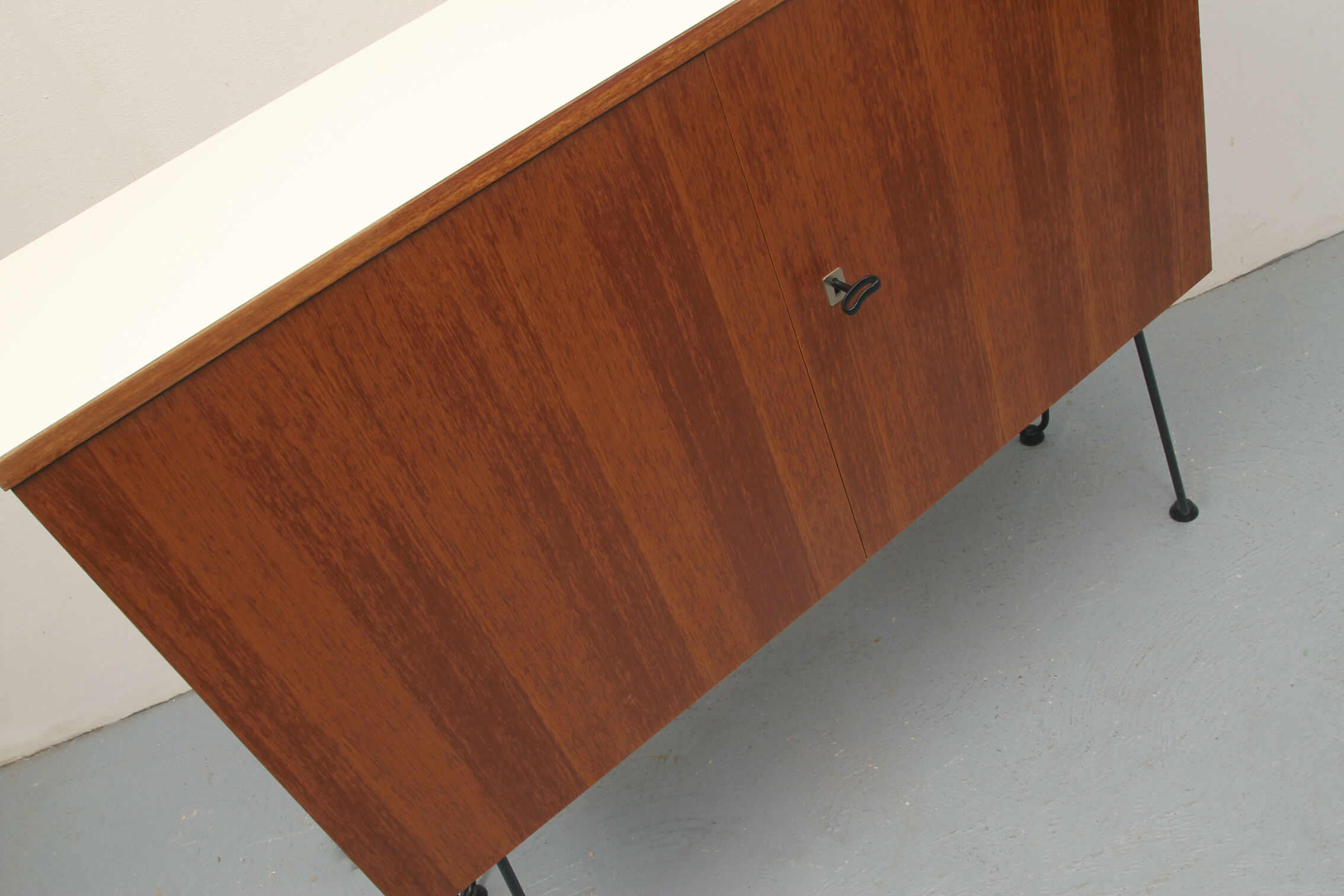 Buffet des années 1960 en teck et formica avec pattes en épingle à cheveux