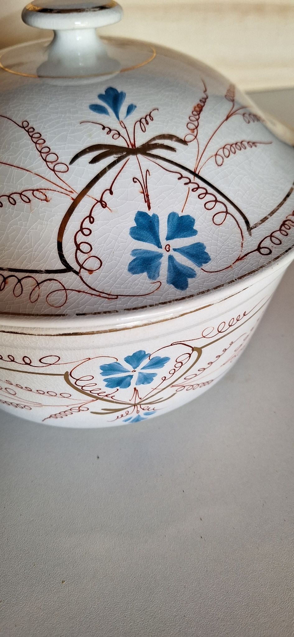 Soupière opaque de lunéville
