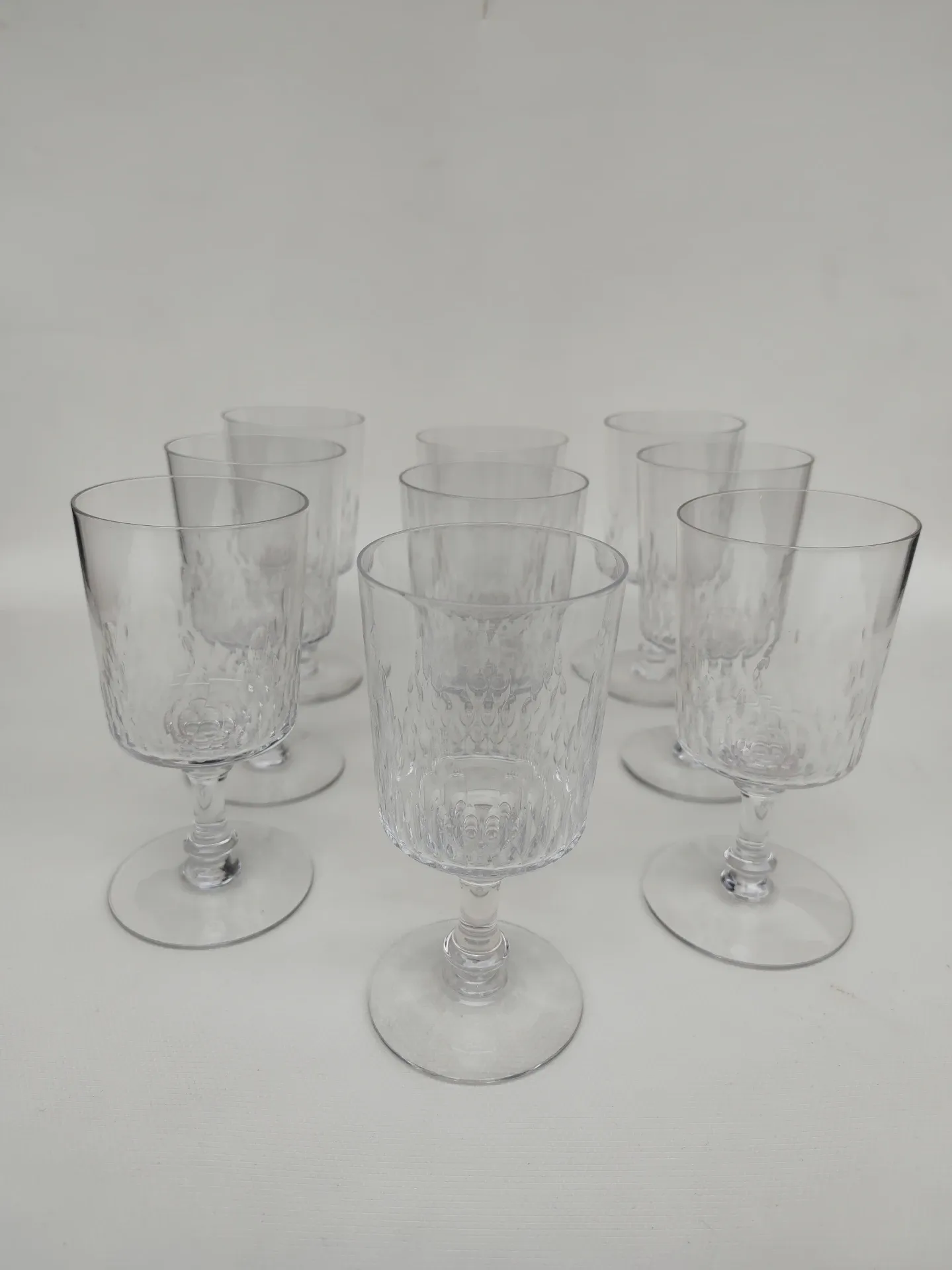 9 grands verres en cristal de Baccarat, modèle Champigny.