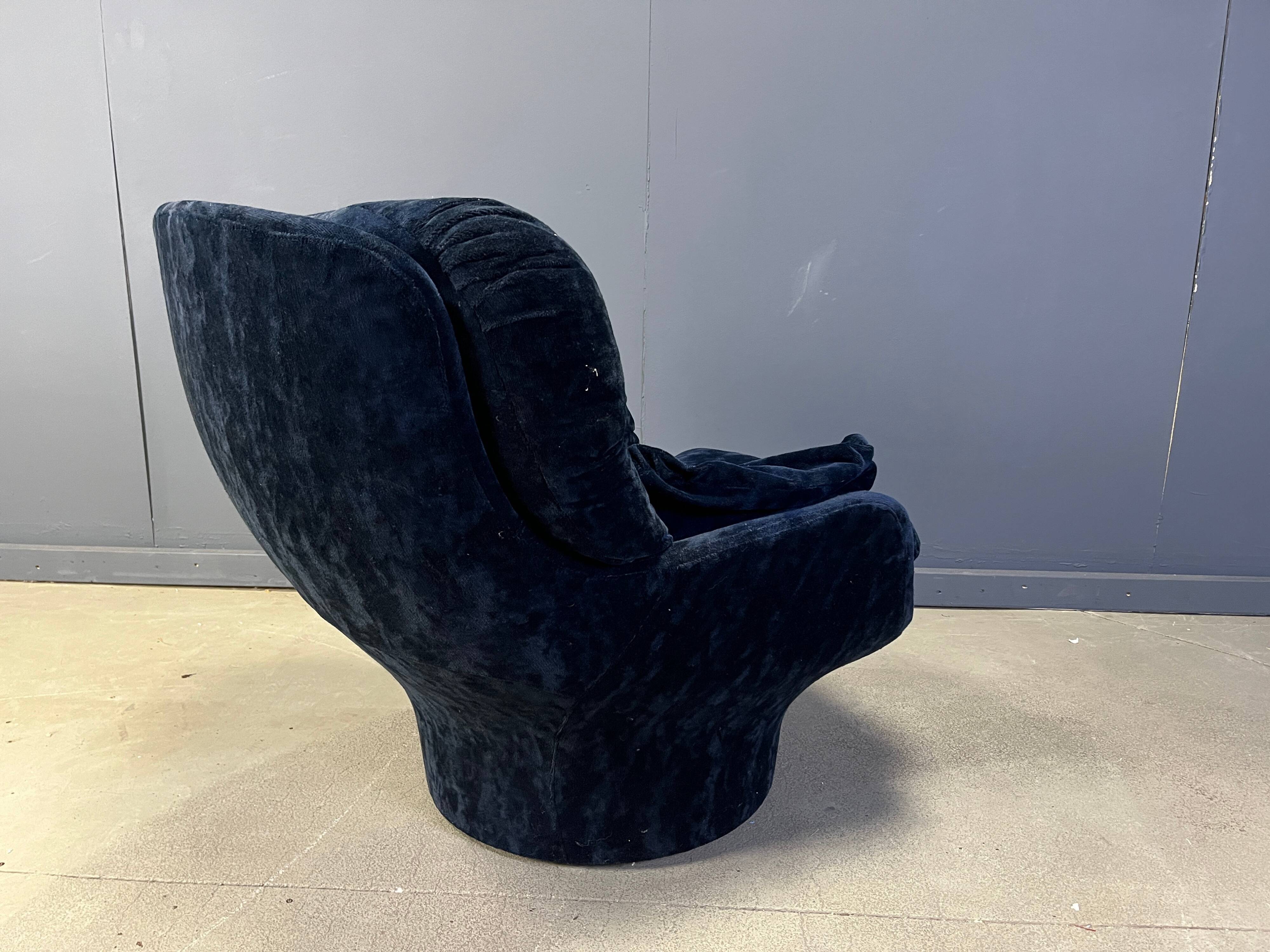 Blue velvet lounge chair 'Karate' by Michel Cadestin, France 1970s
