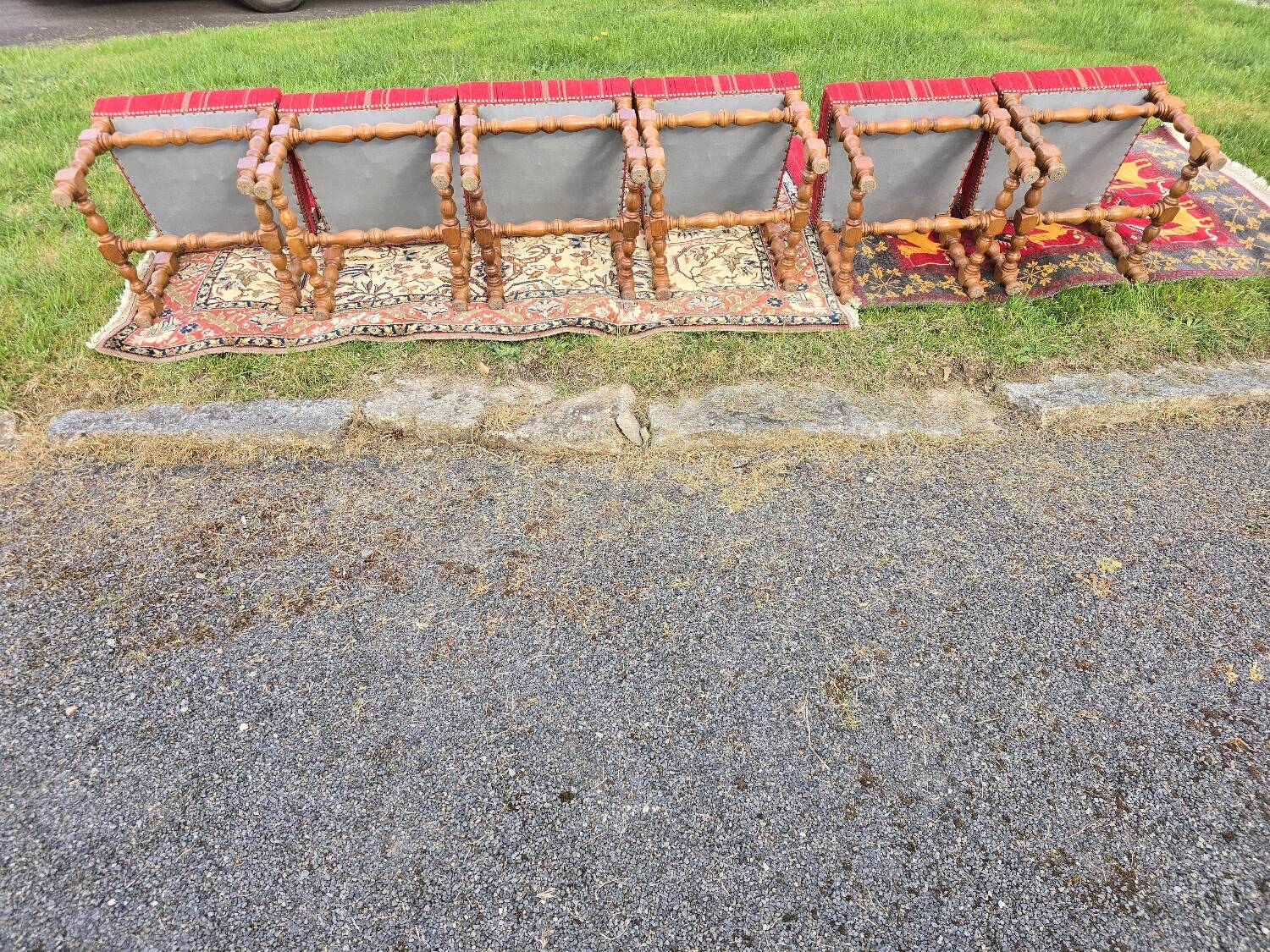 Série de six chaises  Louis  XIII en chêne