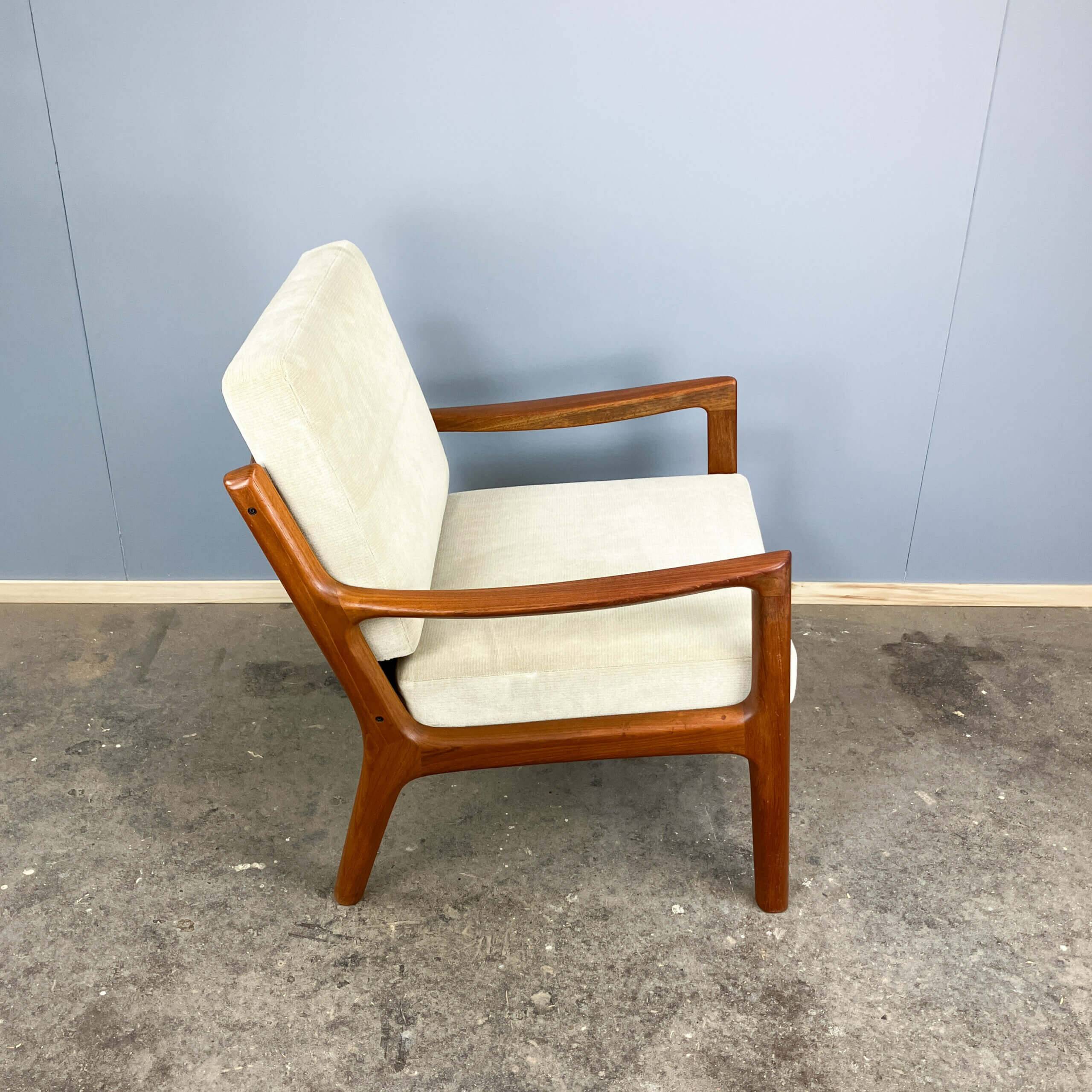 Fauteuil sénateur par Ole Wanscher pour France et Søn, teck et velours, années 1960.