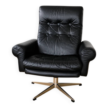 Chaise pivotante en cuir noir danoise vintage des années 1970.
