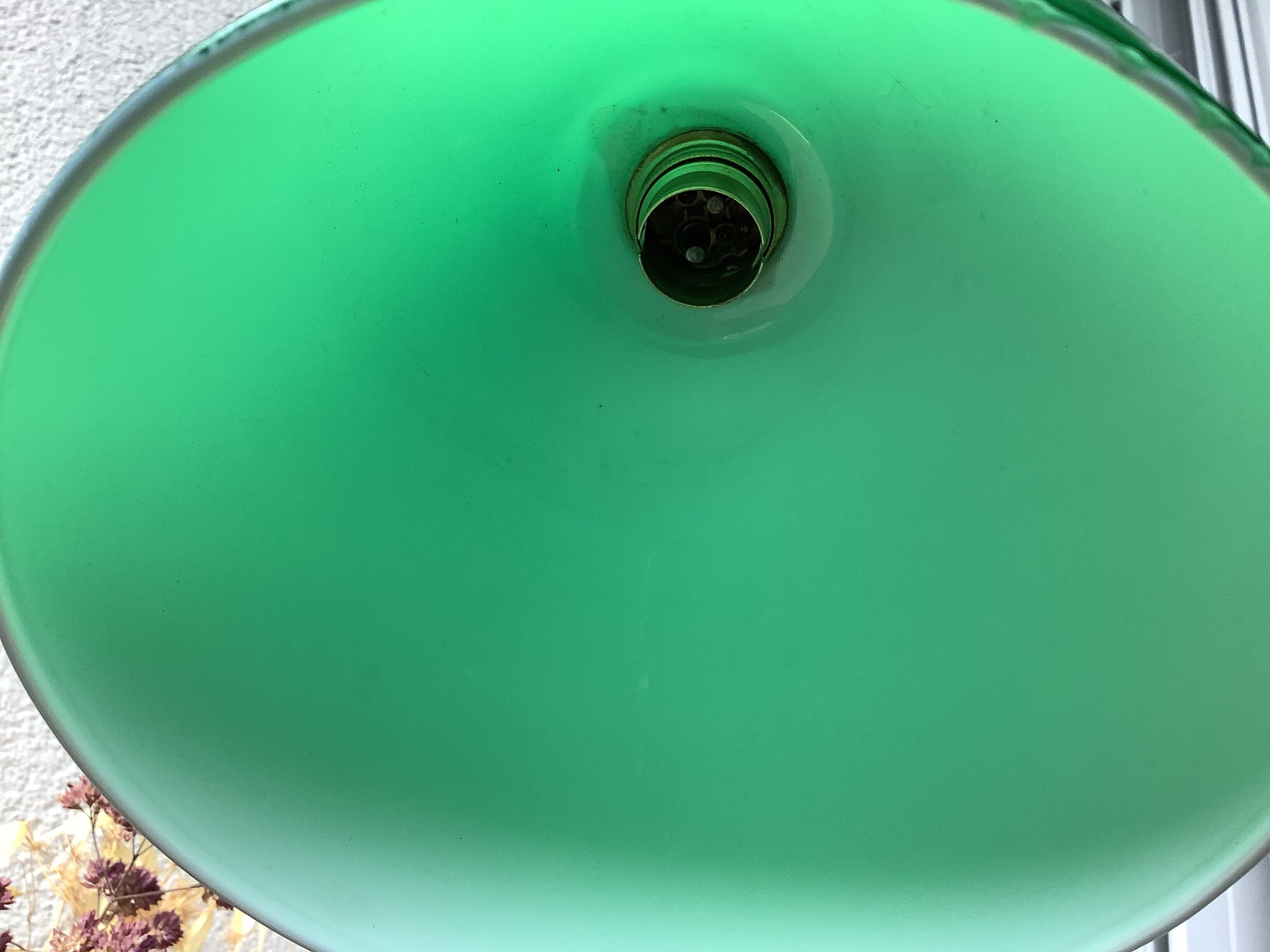 Desk lamp in brass and green opaline