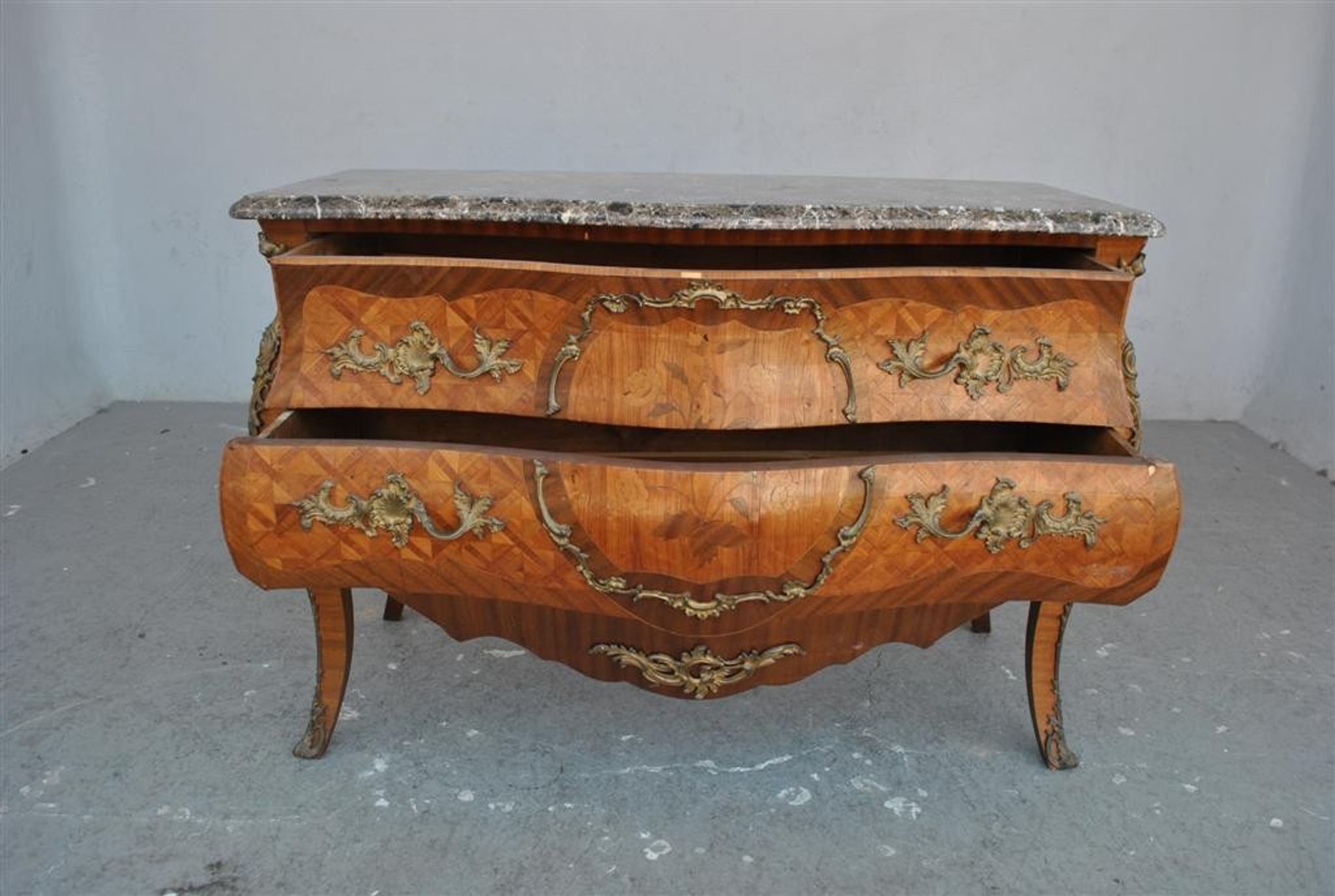 Commode de style Louis XV marbre brèche bronze doré XIXème