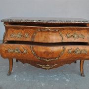 Commode de style Louis XV marbre brèche bronze doré XIXème