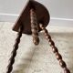 Tabouret en bois tripode tourné vintage