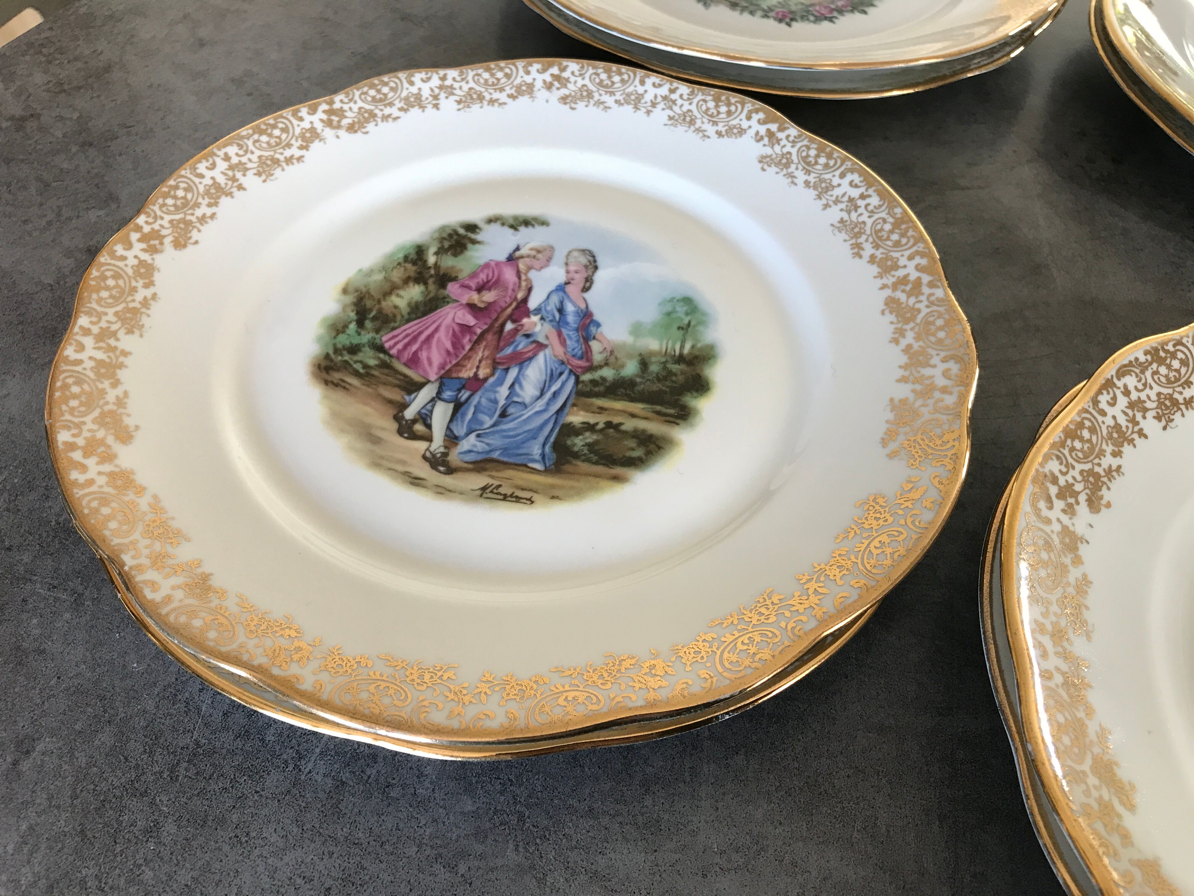 Lot of 8 plates plates pasta and enamels of limoges, decoration of gallant scenes 24.5 cm