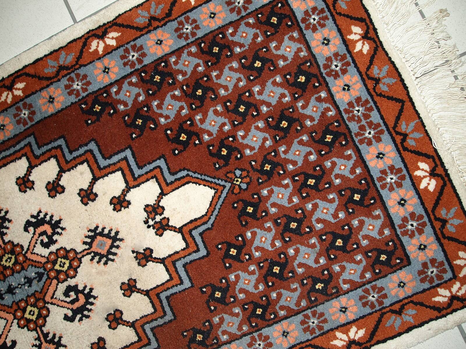 Tapis vintage fait main Berbère en laine bordeaux et blanc (81cm x 170cm)