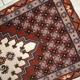 Tapis vintage fait main Berbère en laine bordeaux et blanc (81cm x 170cm)