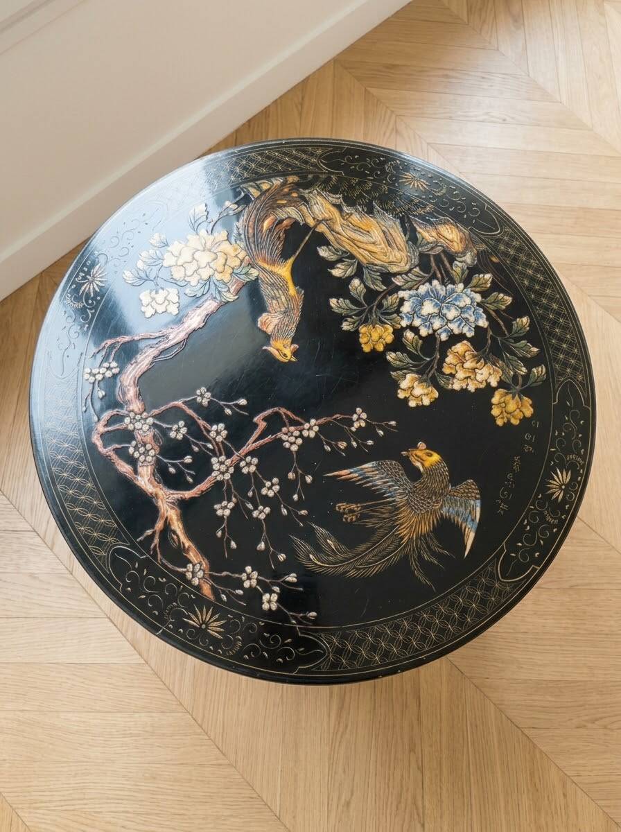 Asian coffee table in Chinese style made of black and gold lacquered wood.
