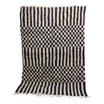 Handmade traditional pure wool rug in black and white, size 250 x 250.
