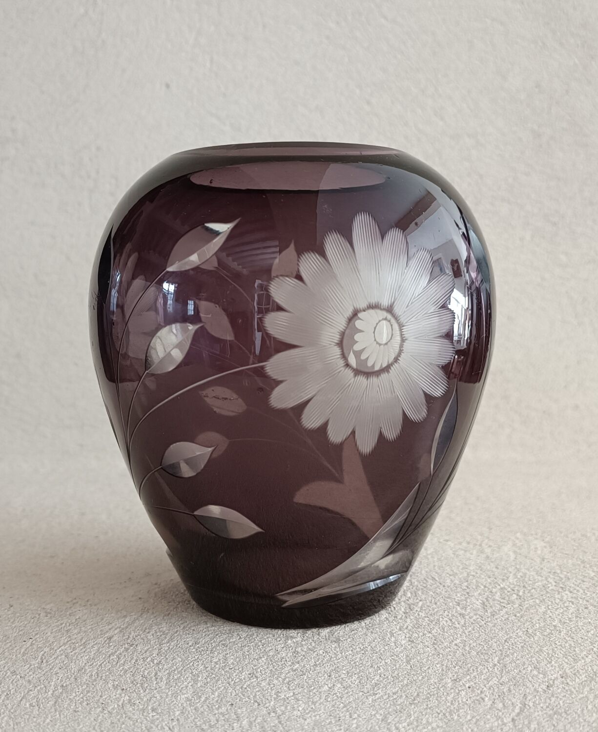 Vase olive en verre taillé