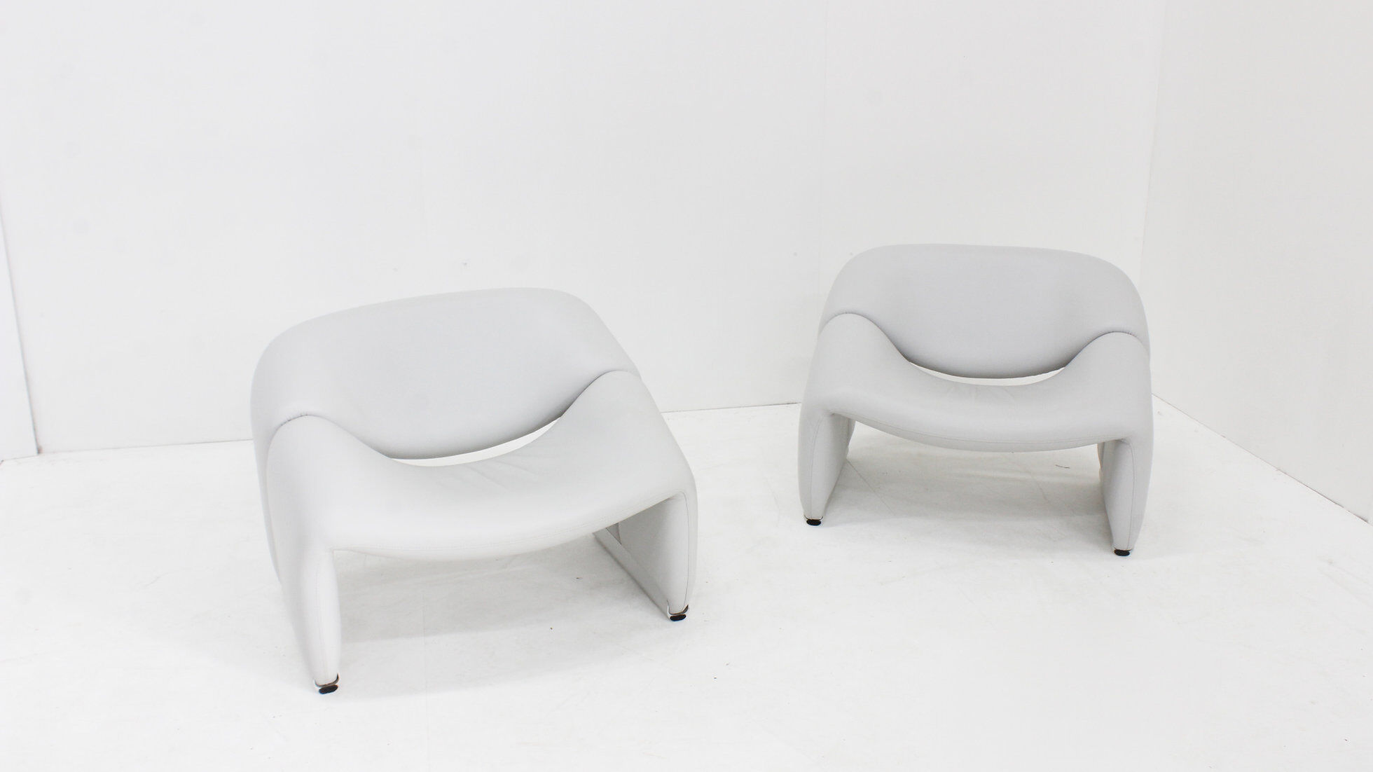 Set of 2 Artifort Groovy M chairs F598 Pierre Paulin in leather
