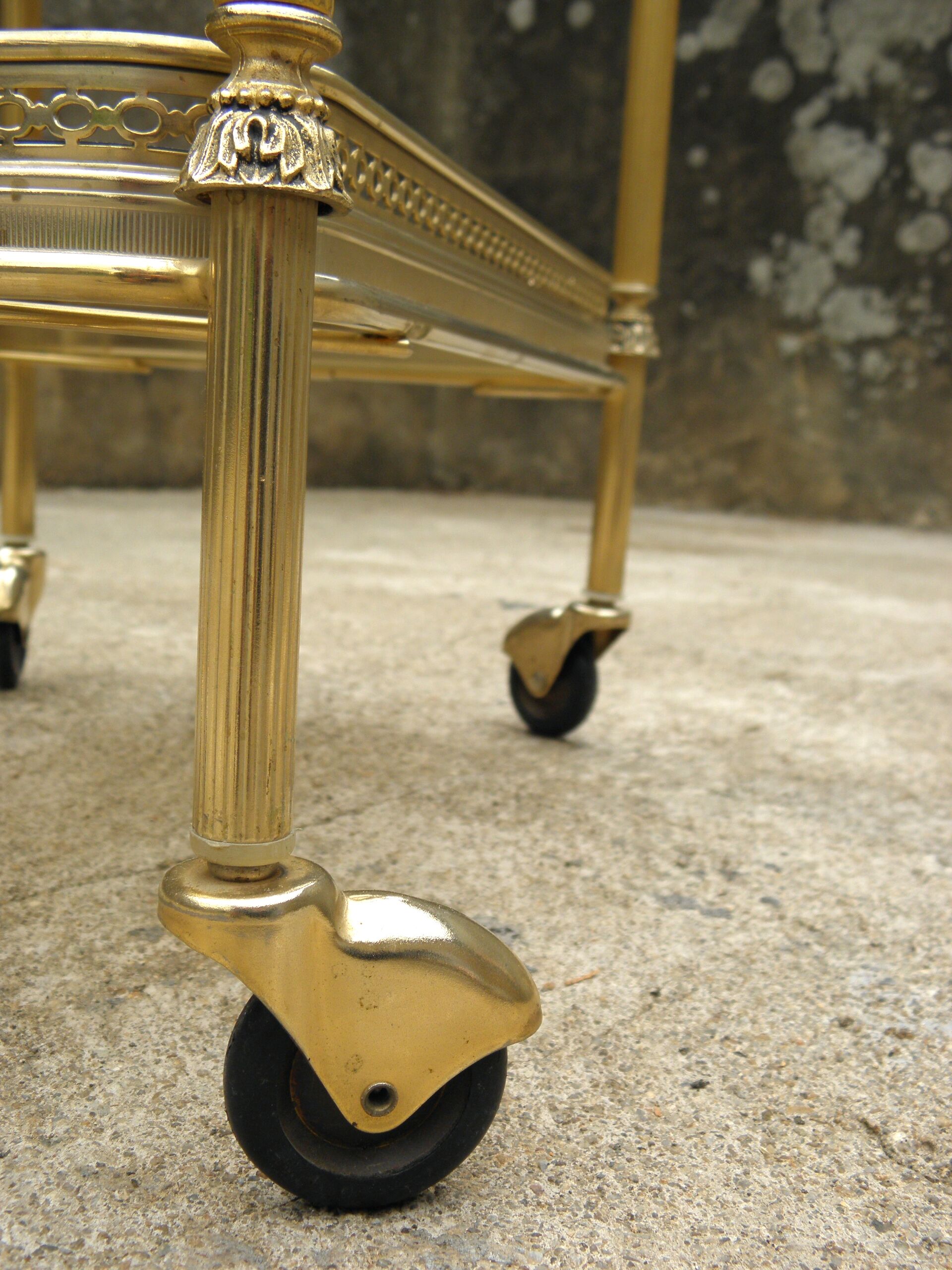 Rolling dessert in gold metal