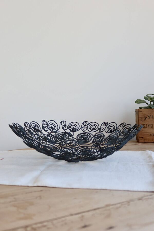 Grande coupe à fruits en métal noir ajouré – Décor arabesques