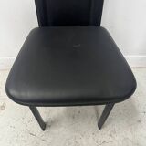 Suite de huit chaises design en cuir noir XX siècle