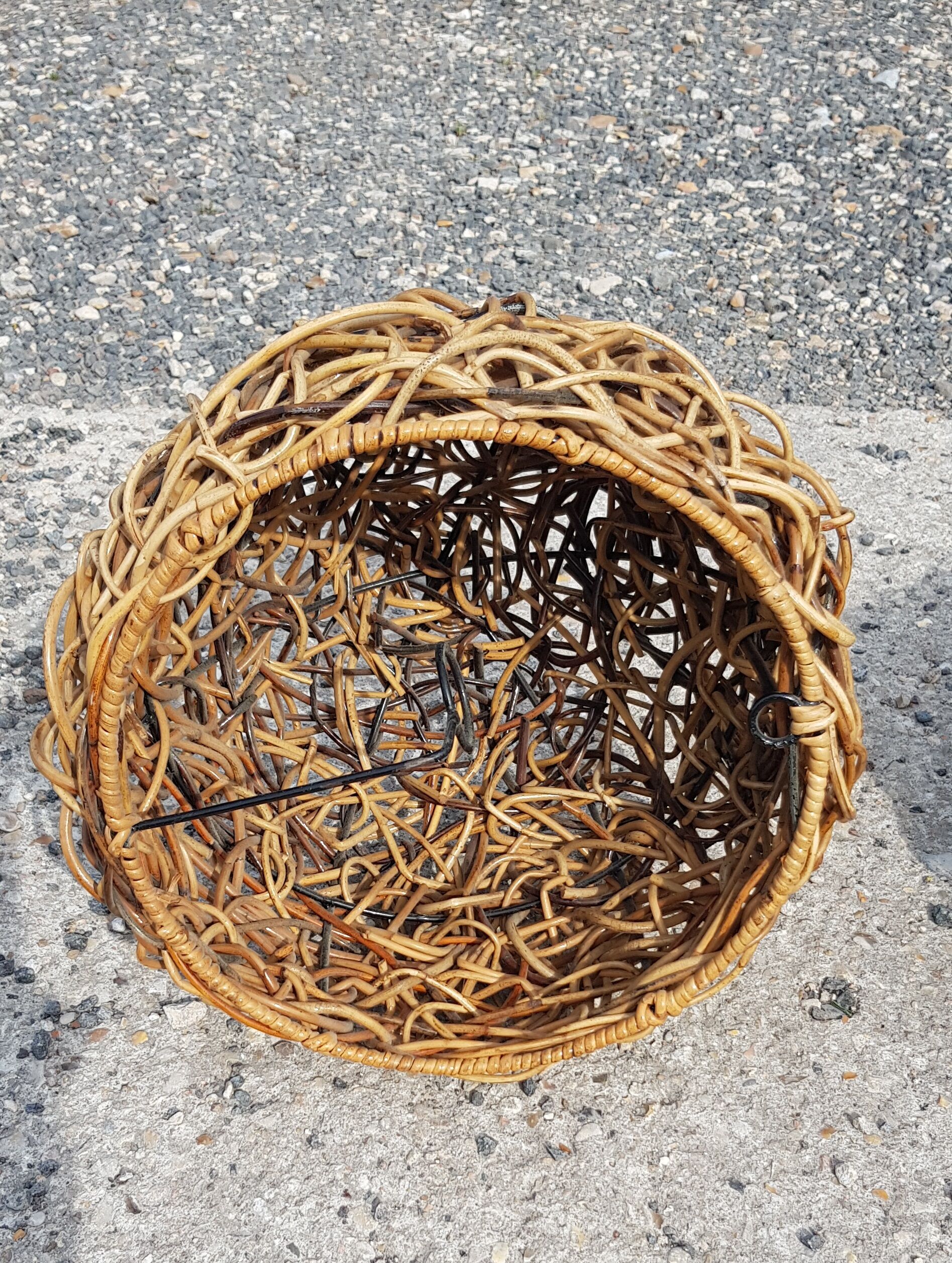 Round wicker wall lamp