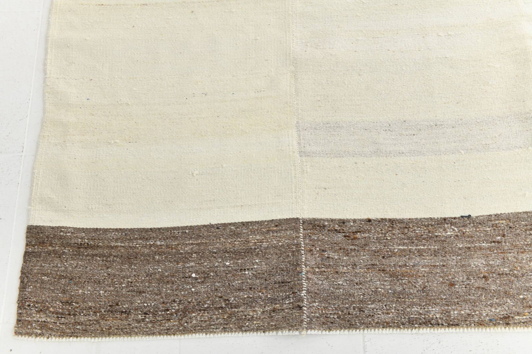Grand tapis kilim crème et marron, 255 x 313 cm