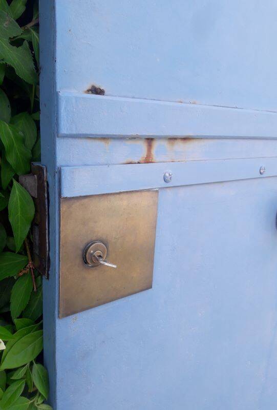Porte portail H205xL103 ancienne en fer cintrée avec boite aux lettres