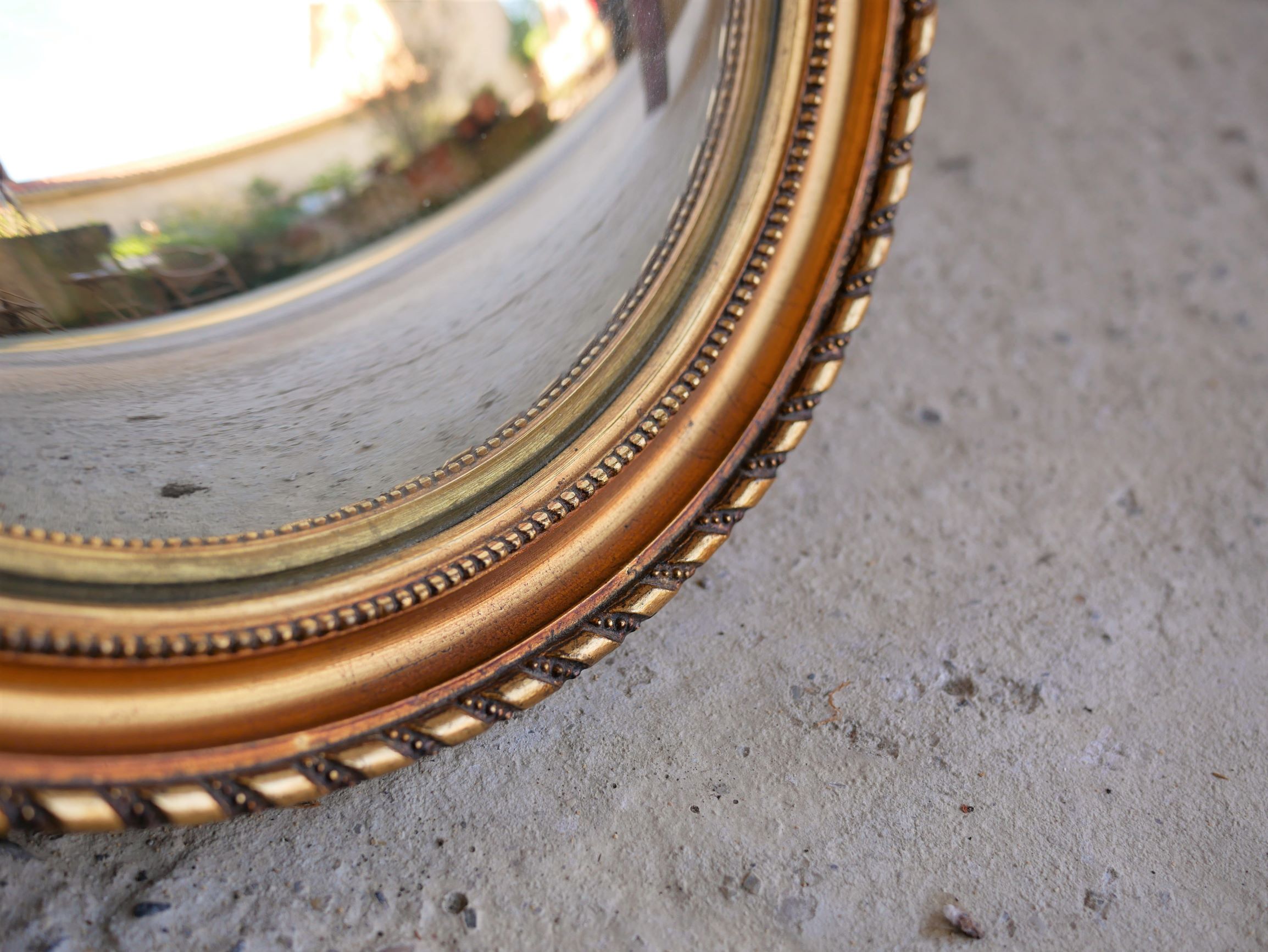 Witch mirror in gilded wood 24x24cm