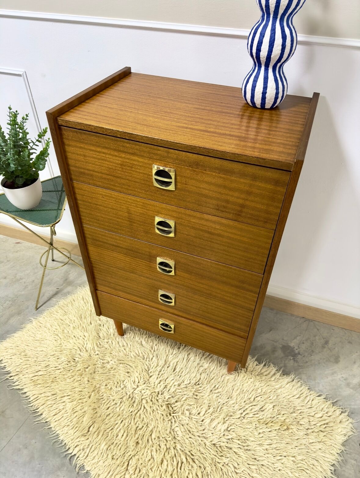 Vintage chiffoner spindle feet