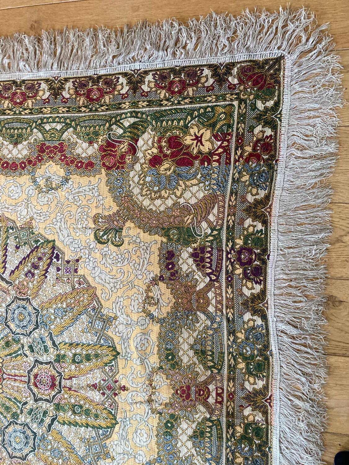 Nappe en soie d’Alger époque début XXe motifs floraux rehaussés de fils dorés, fait main