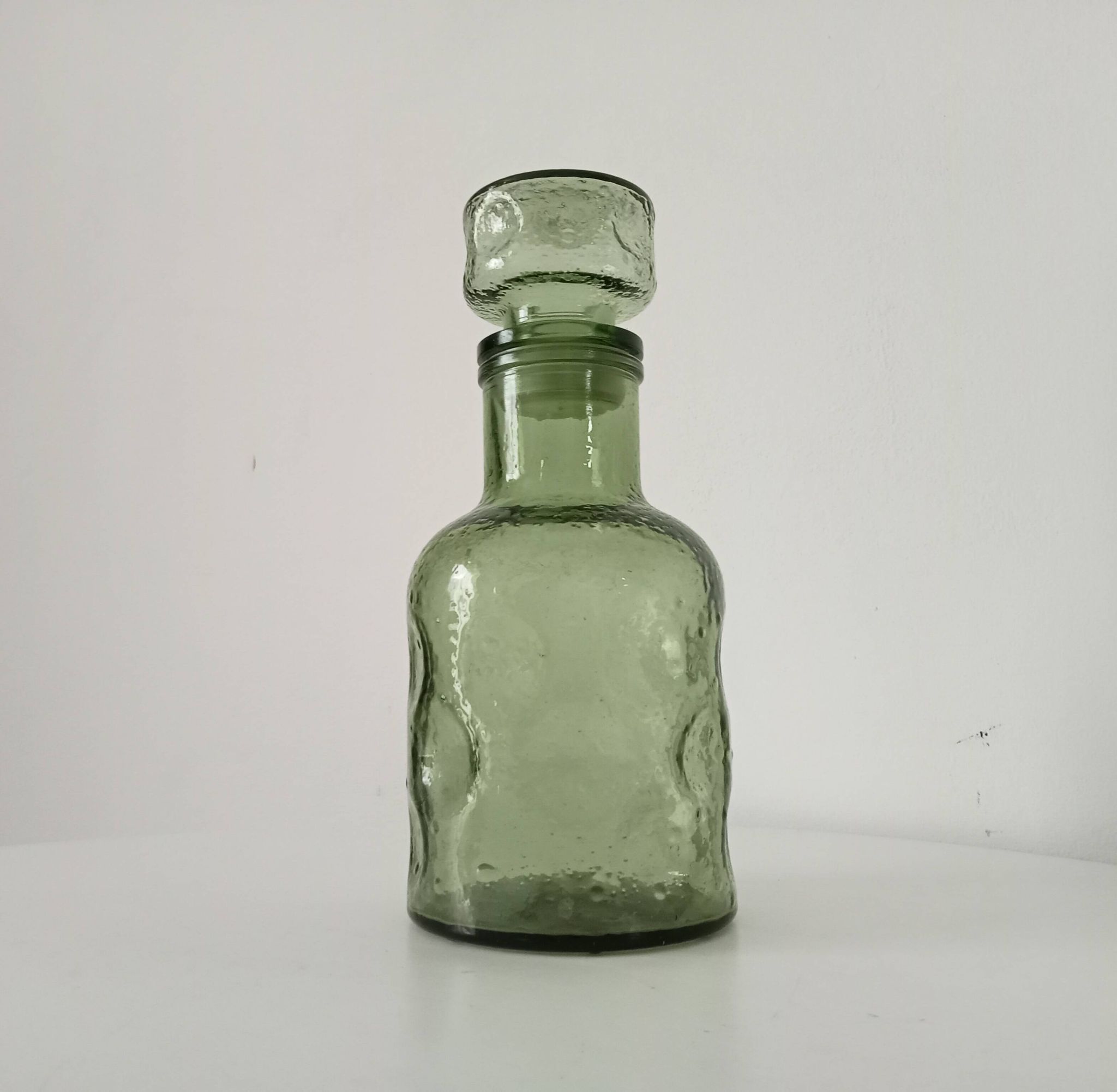 Carafe vintage années 60 en verre moulé bullé
