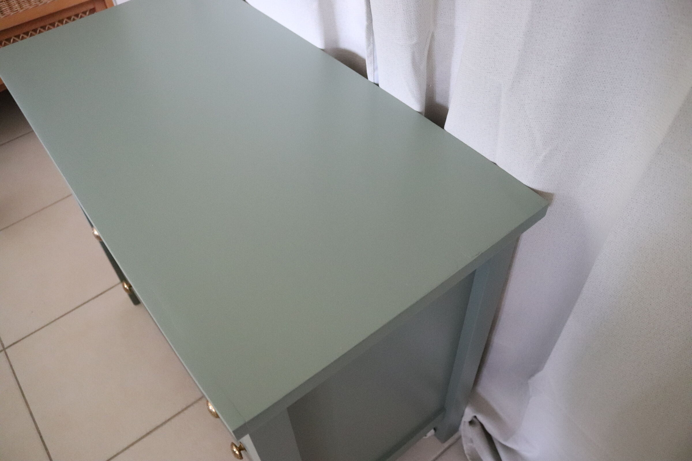 Commode vert de gris