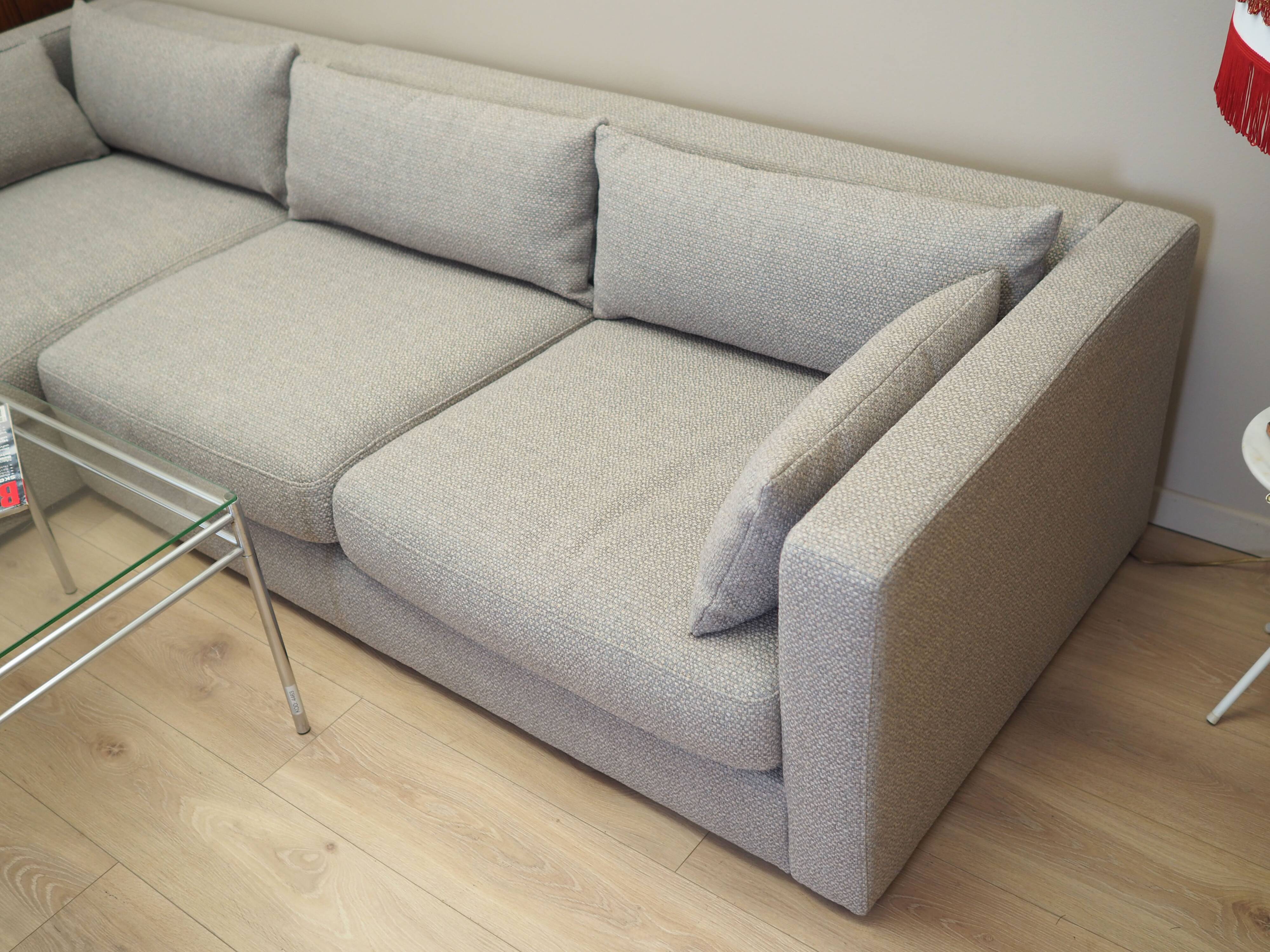 Canapé d'angle gris, design scandinave, années 2000