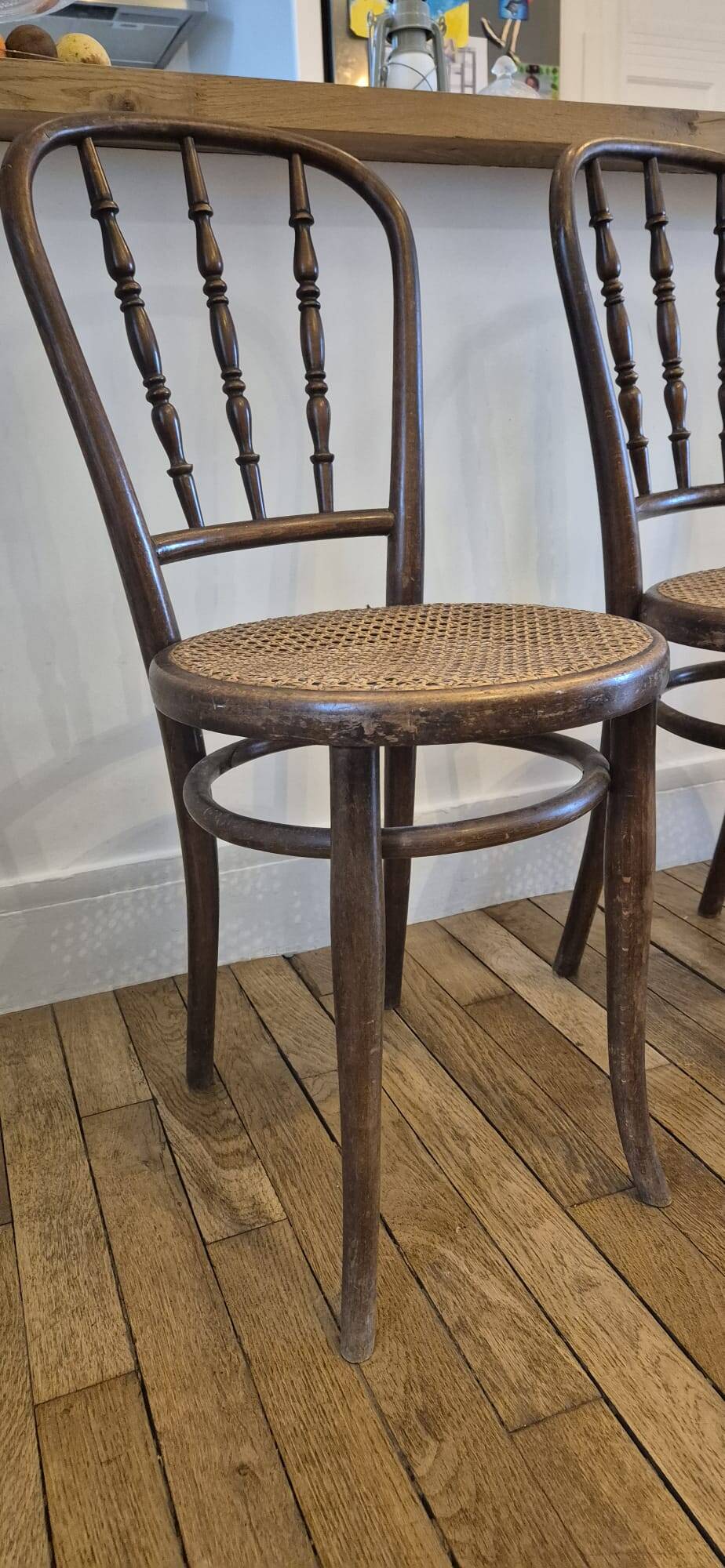 Lot de 4 chaises signées Thonet avec cannage