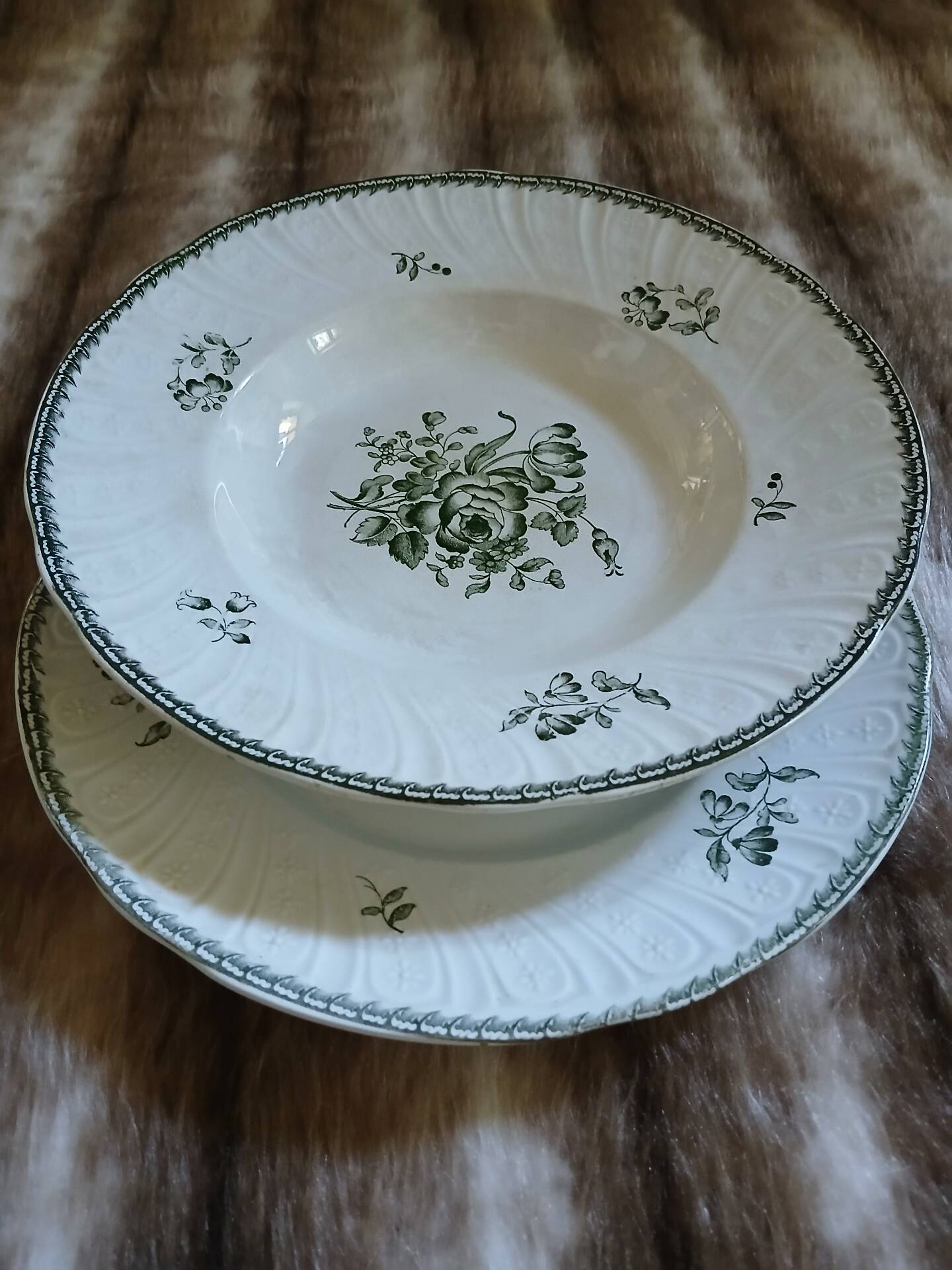 9 assiettes anciennes en Terre de fer "Strasbourg "