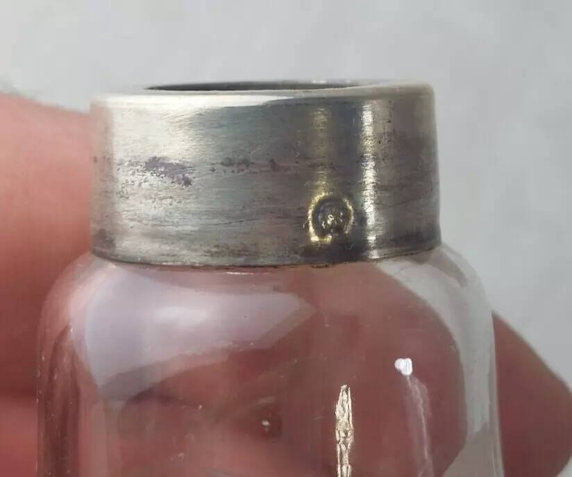 Antique table powder shaker, in engraved glass and solid silver, X