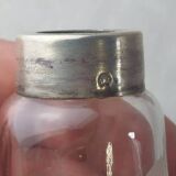 Ancienne saupoudreuse poudrier de table, en verre gravé et argent massif, X