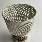 Cut in braided earthenware and decoration of roses. Perfect condition.