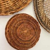 Wall composition of 6 baskets and trays in natural wicker and black.