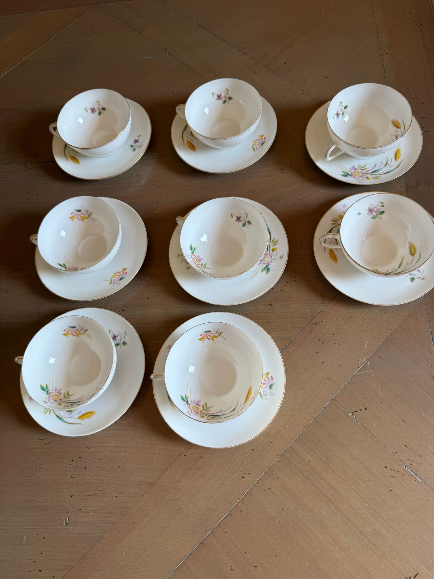 Théière très élégante et ses 8 tasses